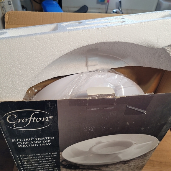 Crofton Electric Heated Chip and Dip Serving Tray in box - Picture 4 of 15
